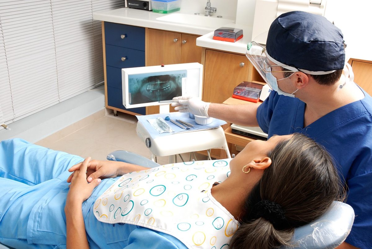 Nowoczesna technologia używana w salonach stomatologii estetycznej może spowodować, że odbierzemy śliczny uśmiech.